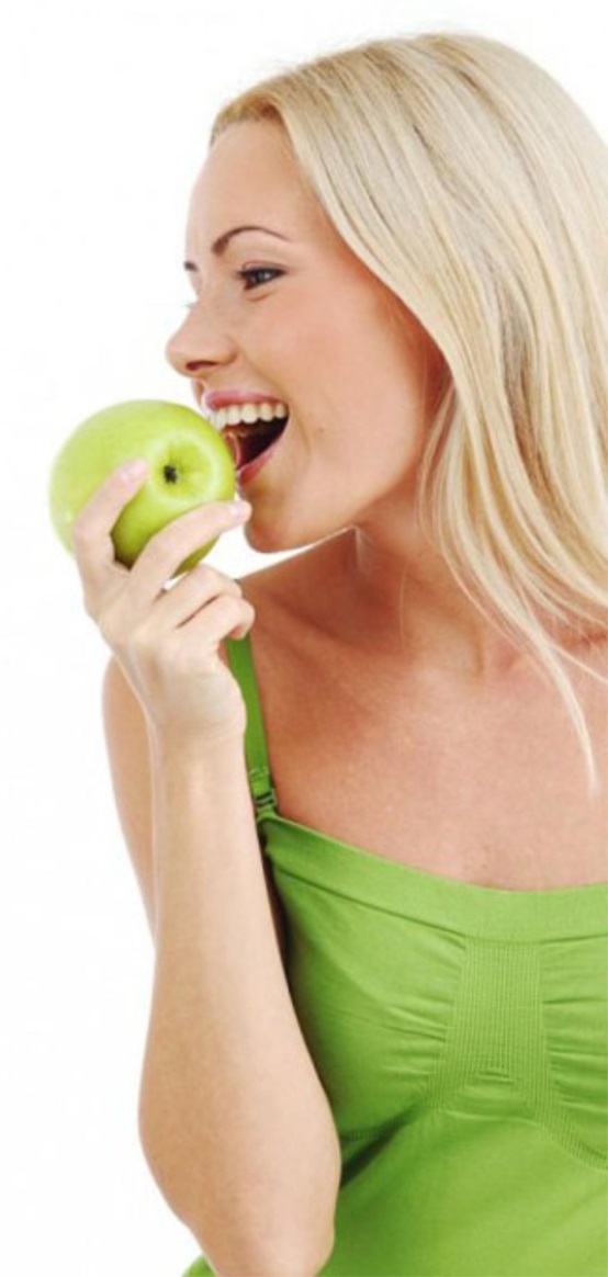 girl wih apple