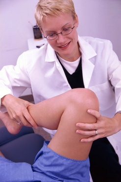 reumatolog pregledava koljeno
